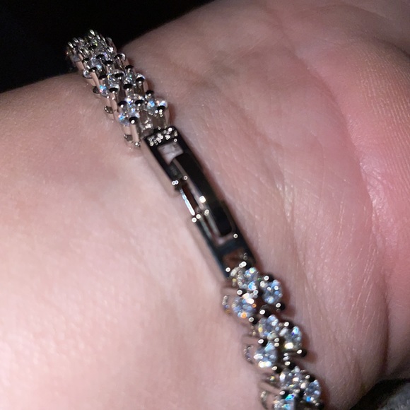 Stunning Crystal Tennis Bracelet - Picture 7 of 7